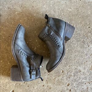 Billabong NWOT Gray Brown Ankle Boots with Distressed Finish women’s sz 9